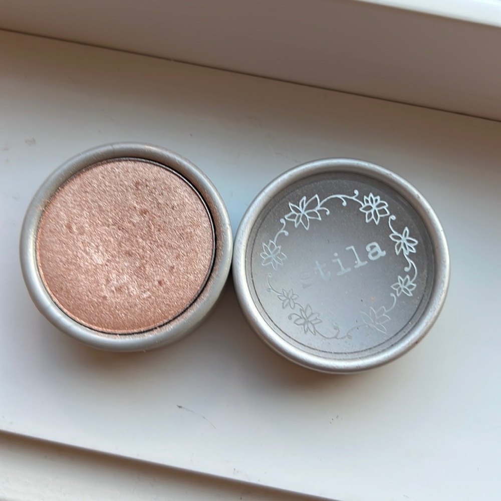 STILA Refillable Eyeshadow container with Kitten Eyeshadow Gently used